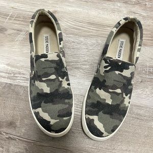 Women’s 8.5 camouflage shoes